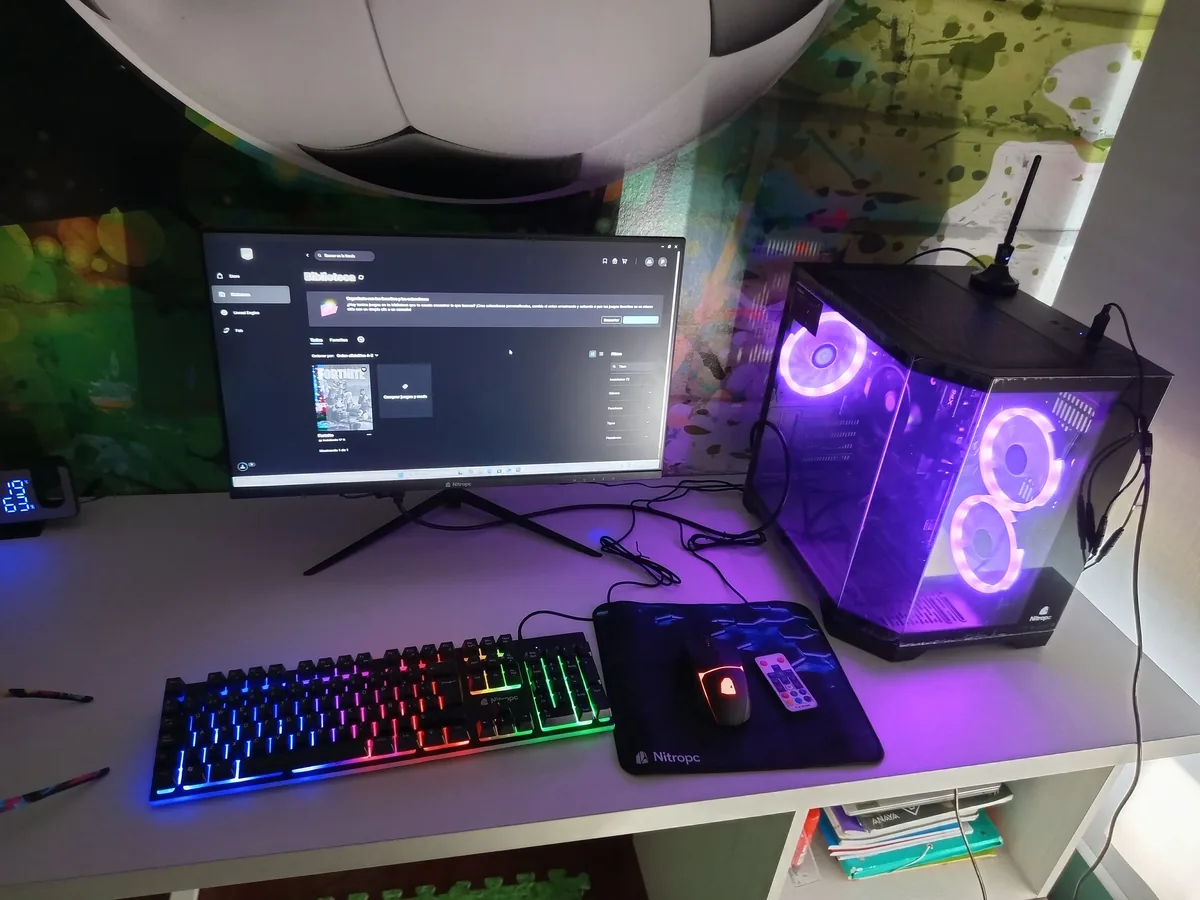 Bureau avec PC Nitropc lumineux, écran, clavier et tapis de souris Nitropc
