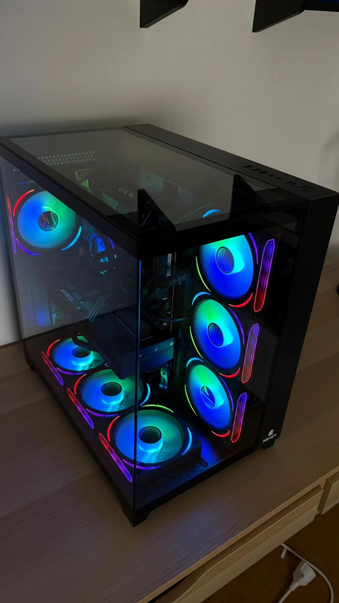 PC Nitropc noir avec ventilateurs RGB allumés