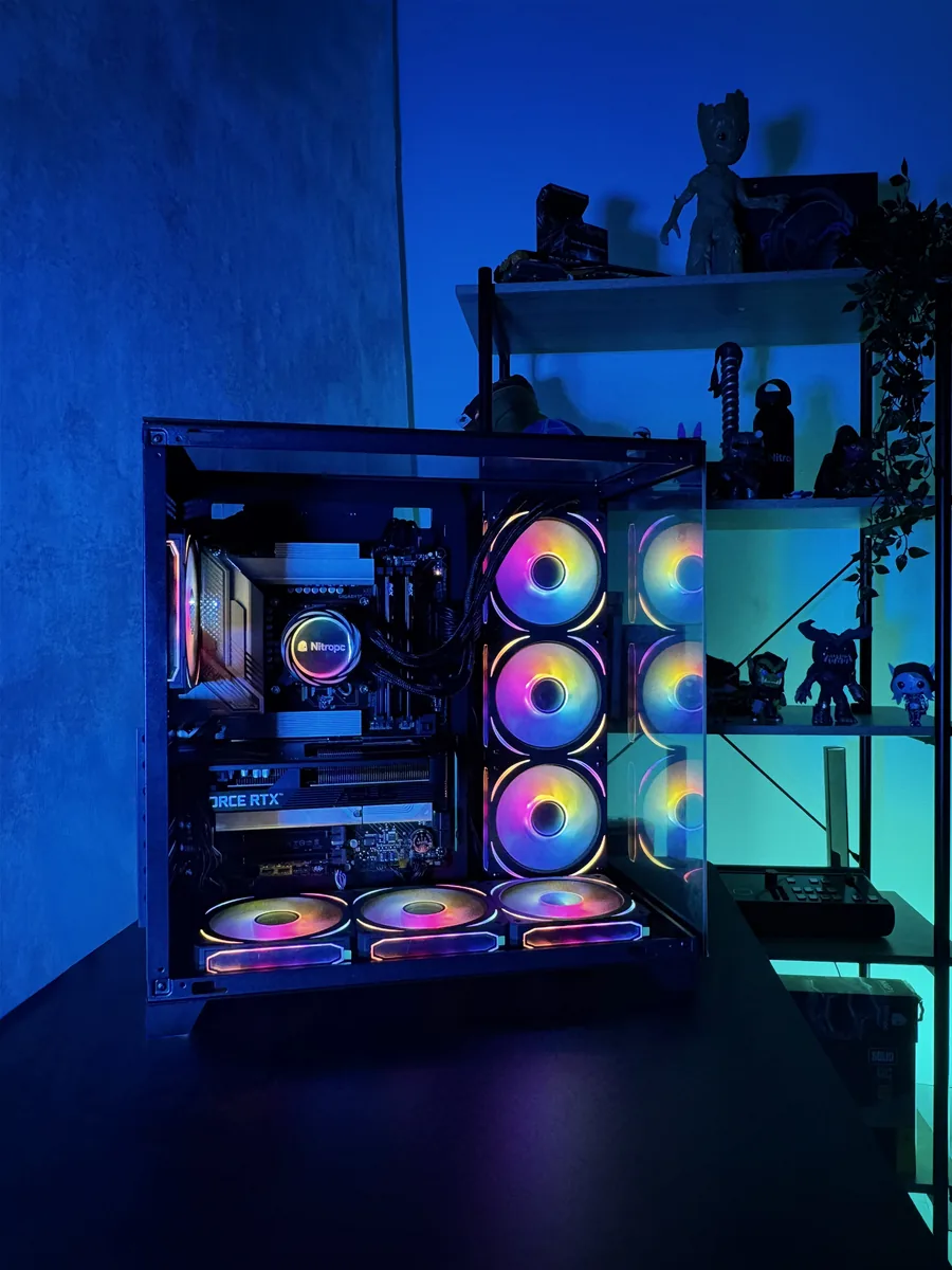 Bureau avec PC Nitropc lumineux, écran, clavier et tapis de souris Nitropc
