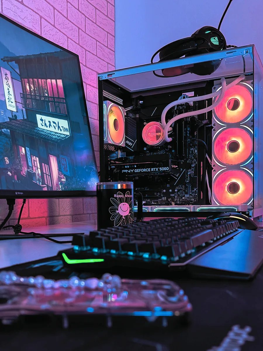 PC Nitropc blanc avec refroidissement liquide et ventilateurs RGB sur un bureau